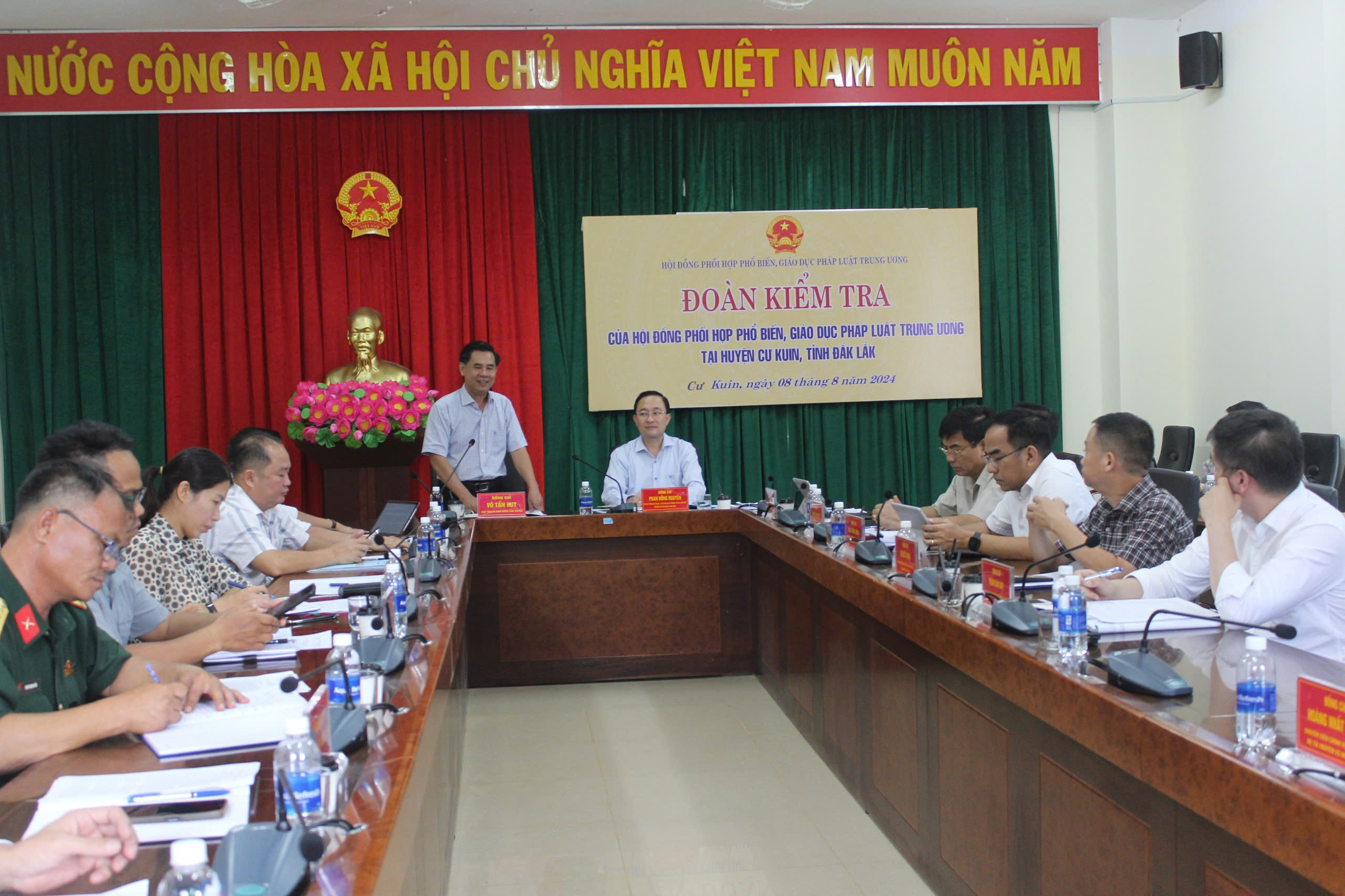 Đoàn kiểm tra Hội đồng phối hợp phổ biến, giáo dục pháp luật trung ương làm việc tại Cư Kuin.