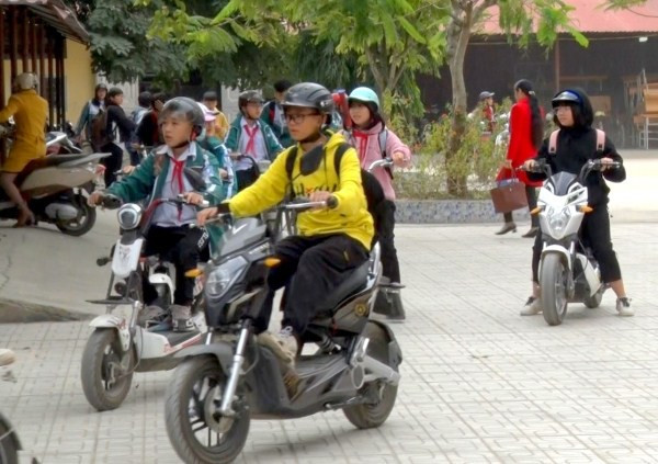Quy định của pháp luật về việc học sinh trung học phổ thông đi xe máy đến trường