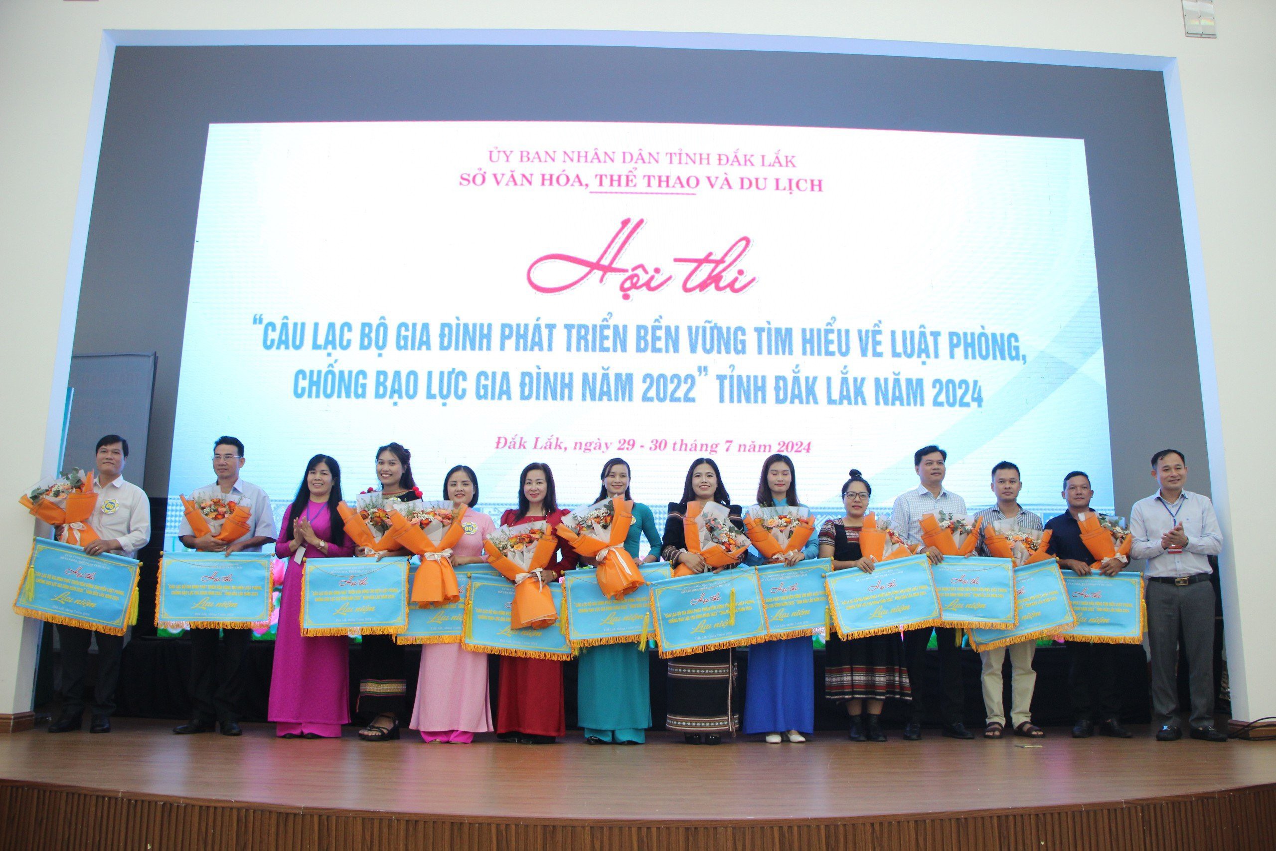 Hội thi “Câu lạc bộ gia đình phát triển bền vững tìm hiểu về Luật Phòng, chống bạo lực gia đình 2022” tỉnh Đắk Lắk năm 2024.