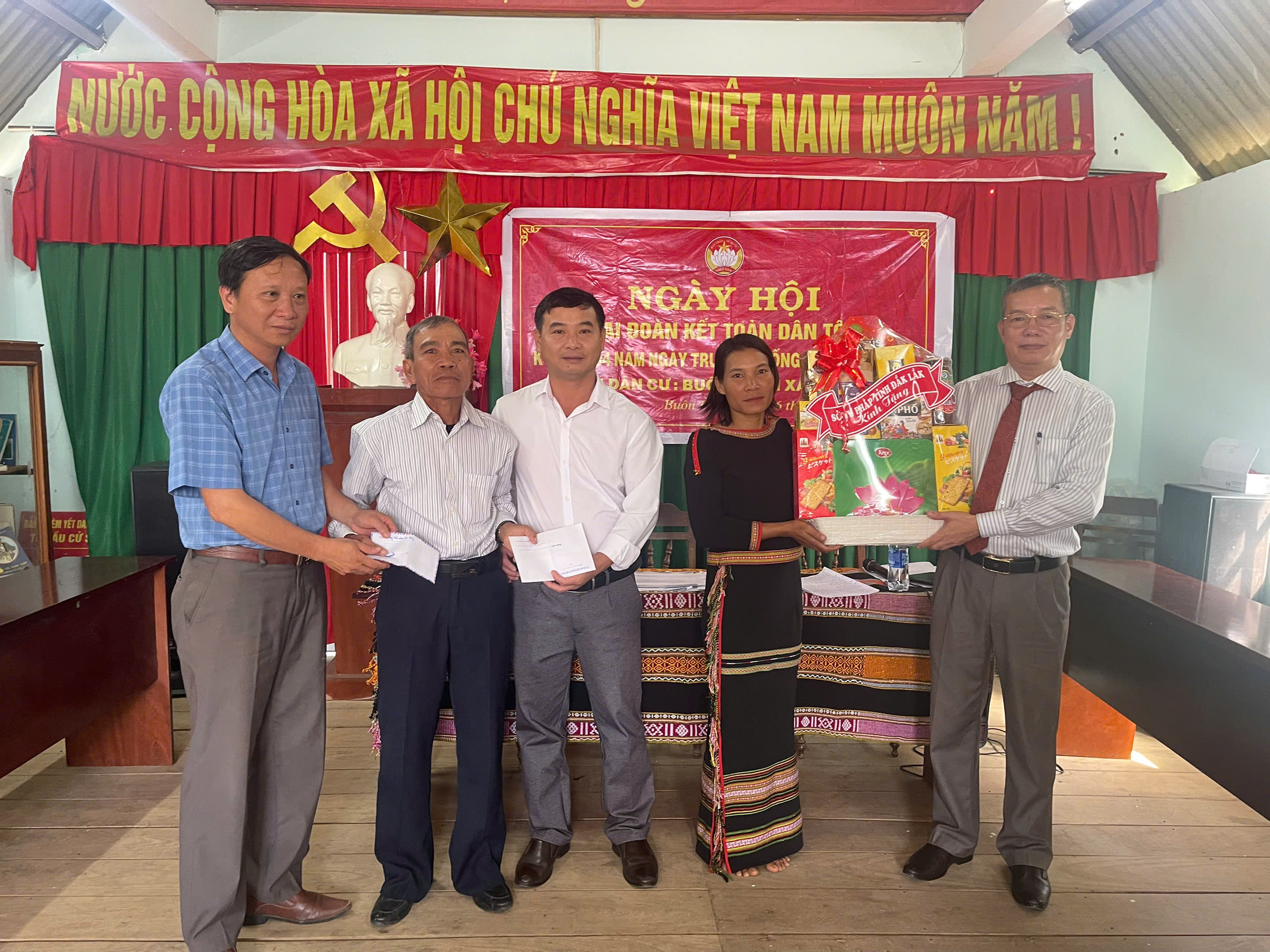 Buôn BLum, xã Ea Trul tổ chức Ngày hội Đại đoàn kết toàn dân tộc