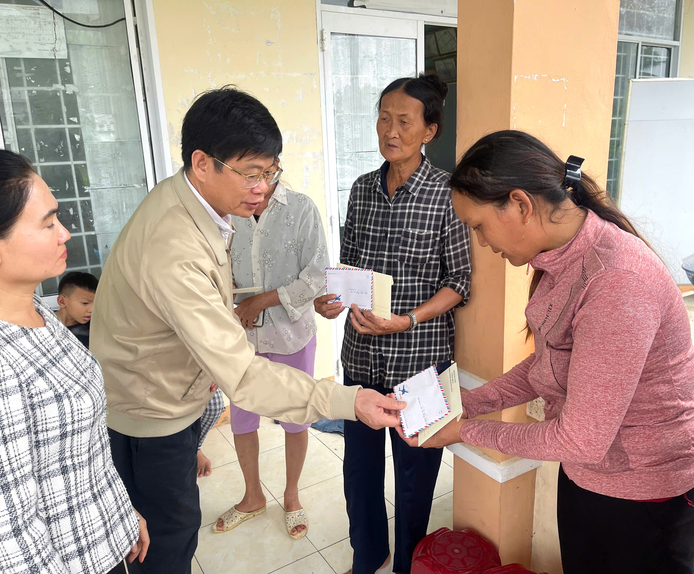 Sở Tư pháp chung tay cùng người dân vùng lũ phía đông tỉnh Đắk Lắk