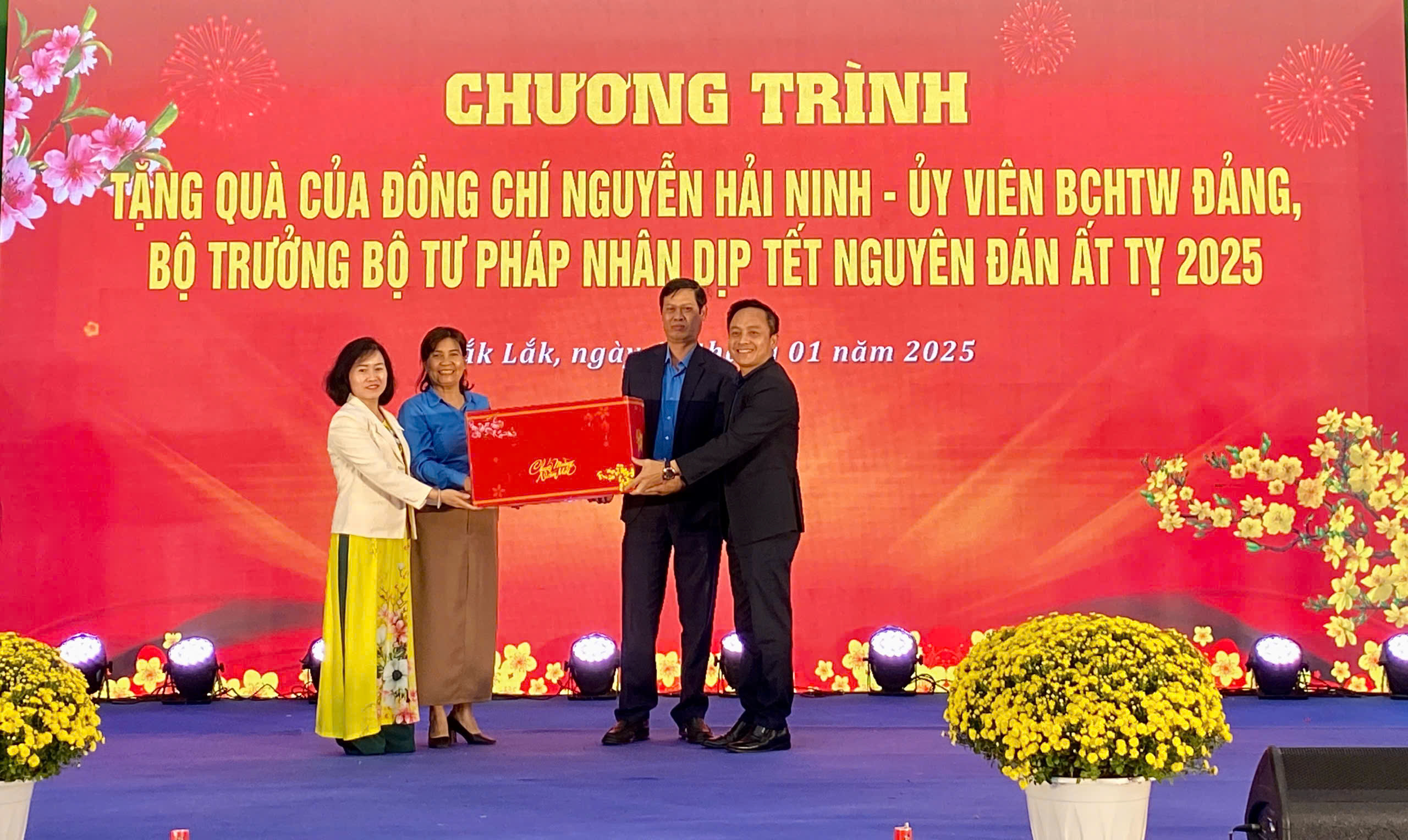 Bộ trưởng Bộ Tư pháp gửi tặng quà tết cho đoàn viên công đoàn và người lao động có hoàn cảnh khó khăn của tỉnh Đắk Lắk