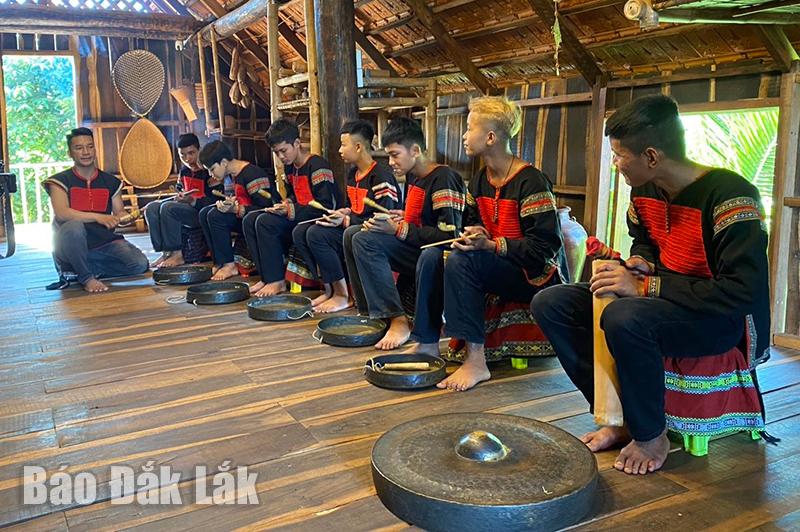 Đảng ủy, Ủy ban nhân dân tỉnh Đắk Lắk triển khai thực hiện Kết luận 156-KL/TW về phát triển văn hóa, con người