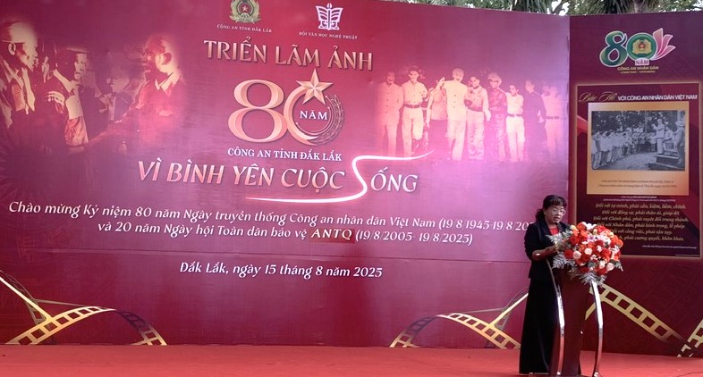 TRIỂN LÃM ẢNH “CÔNG AN ĐẮK LẮK 80 NĂM, VÌ BÌNH YÊN CUỘC SỐNG”