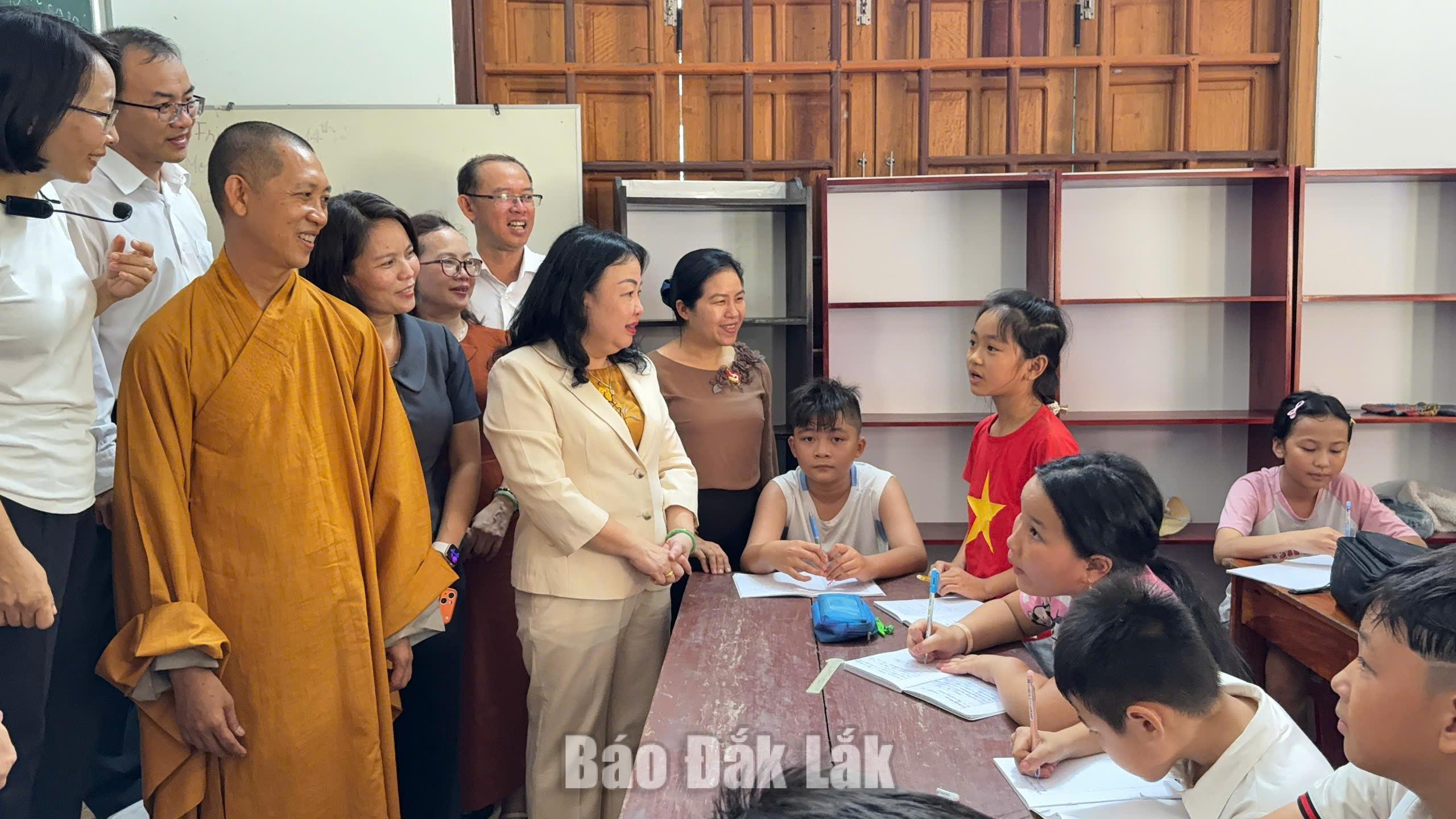Đồng chí Cao Thị Hòa An thăm các em thiếu nhi tại lớp học miễn phí ở chùa Từ Quang